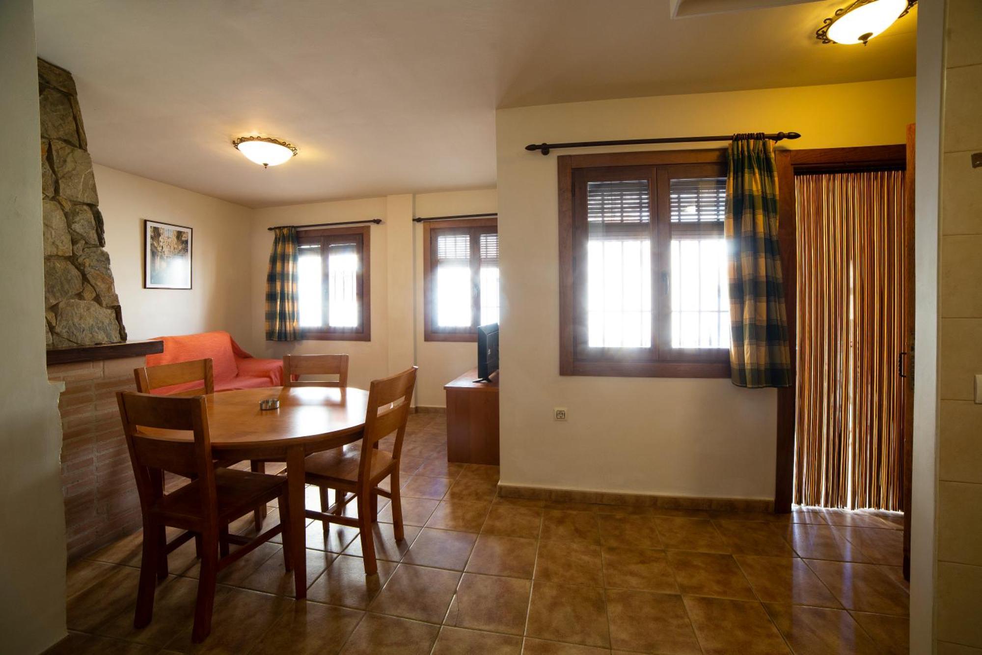 Apartamentos Berrocal Alcala del Jucar Exterior photo